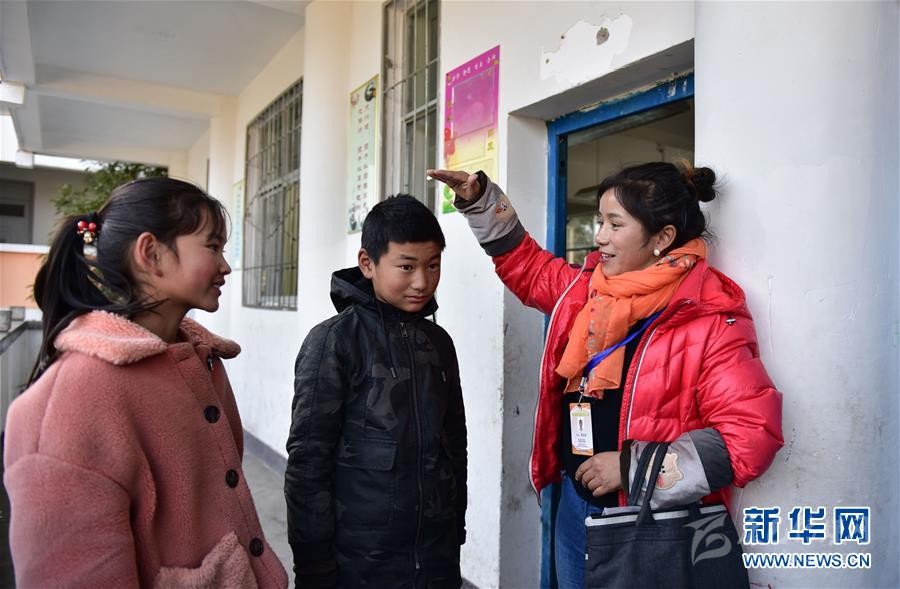 （決戰(zhàn)決勝脫貧攻堅(jiān)·圖文互動）（2）山上的放羊娃不見了——涼山教育扶貧斬?cái)嘭毨А按H傳遞”