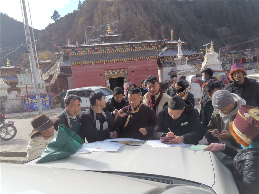 別樣的汽車銀行很接地氣，農(nóng)行德格縣支行開展農(nóng)戶信息建檔，現(xiàn)場為百姓開展金融服務(wù)。.jpg