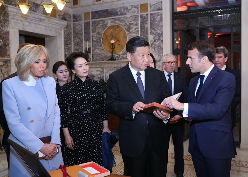 2019年3月24日，習(xí)近平在法國尼斯會(huì)見法國總統(tǒng)馬克龍。會(huì)見前，馬克龍向習(xí)近平贈(zèng)送1688年法國出版的首部《論語導(dǎo)讀》法文版原著。