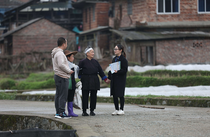 2022年3月24日，在廣西柳州市三江侗族自治縣良口鄉(xiāng)南寨村，紀(jì)檢監(jiān)察干部（右一、左一）在了解惠農(nóng)政策落實情況。