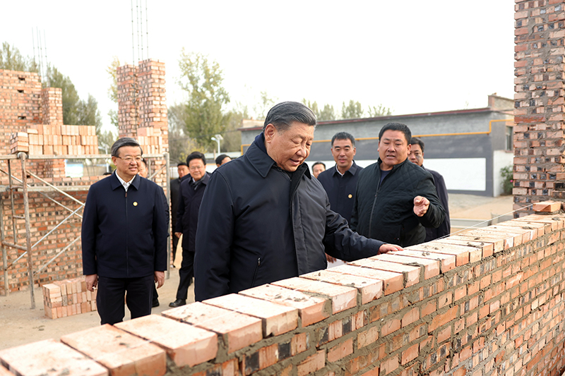 2023年11月10日，習(xí)近平總書記在河北保定涿州市刁窩鎮(zhèn)萬全莊村房屋重建施工現(xiàn)場考察。