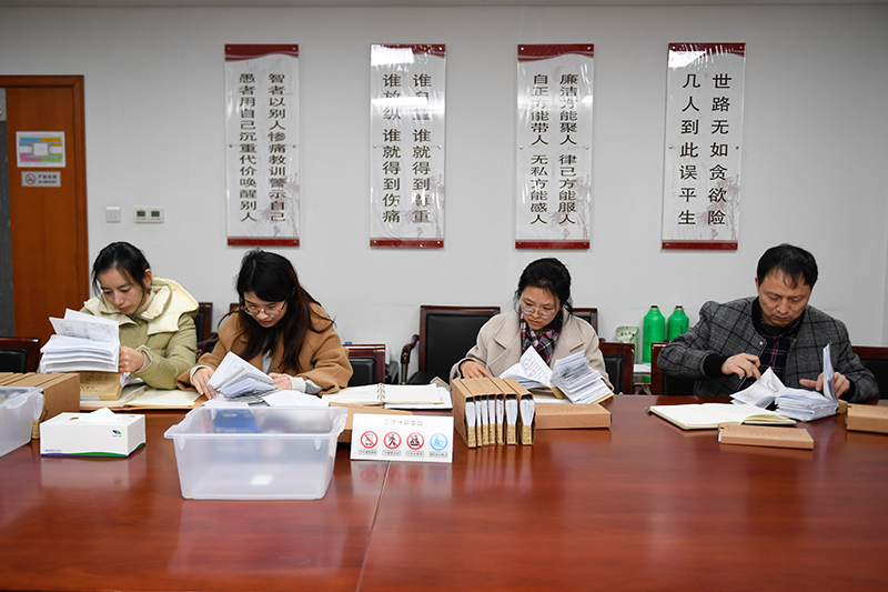 2020年1月8日，浙江寧波市北侖區(qū)紀(jì)委工作人員在檢查北侖區(qū)大數(shù)據(jù)發(fā)展管理中心2019年的公款消費票據(jù)，查找是否存在違規(guī)問題。