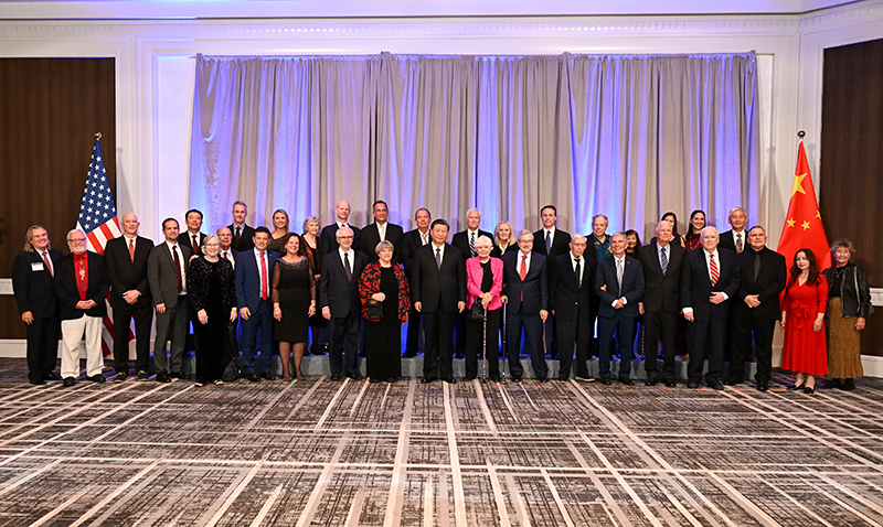 這是美國友好團體聯(lián)合歡迎宴會開始前，習(xí)近平主席會見飛虎隊和史迪威將軍后人、鼓嶺、艾奧瓦州、華盛頓州等方面友好人士代表，同他們親切交談并合影留念。