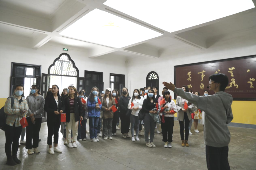 2021年5月20日，在喜迎中國共產(chǎn)黨建黨100周年之際，我校開展了少數(shù)民族學(xué)生“學(xué)黨史、感恩黨、跟黨走”紅色研學(xué)活動。