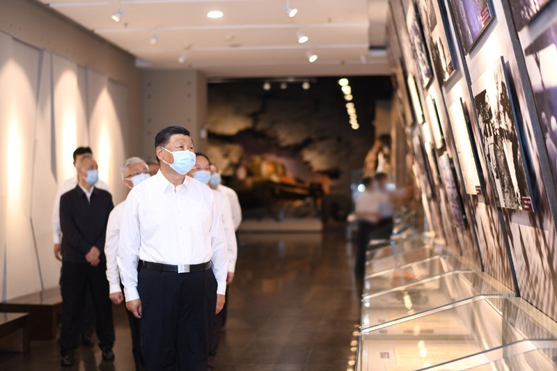 2022年8月16日至17日，中共中央總書(shū)記、國(guó)家主席、中央軍委主席習(xí)近平在遼寧考察。這是16日下午，習(xí)近平在錦州市考察遼沈戰(zhàn)役紀(jì)念館。 新華社記者 燕雁 攝