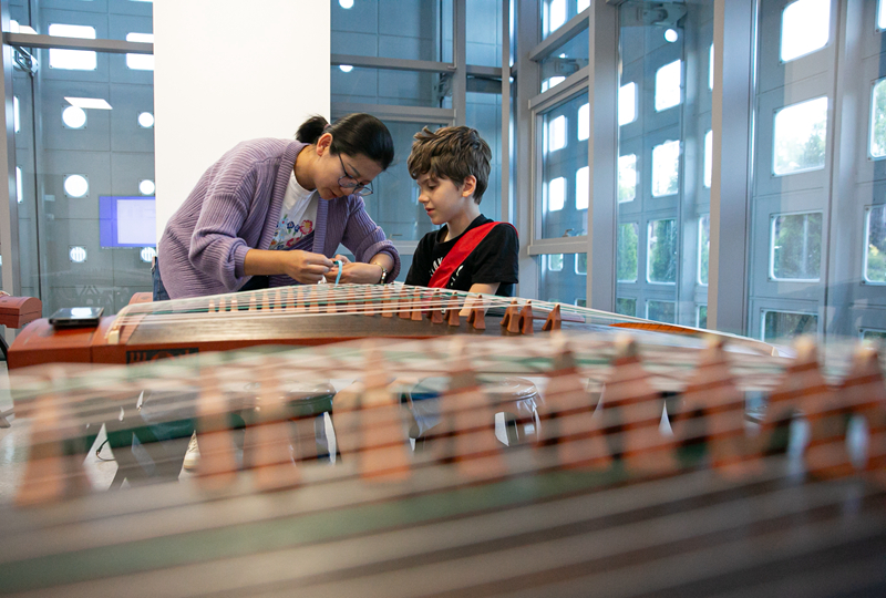 4月29日，在塞爾維亞貝爾格萊德中國文化中心，古箏指導(dǎo)老師王宣（左）在教學(xué)。新華社記者 李京 攝