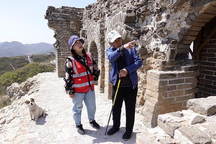 在明長城遺址上，梅景田給外甥女劉紅巖講述長城故事。