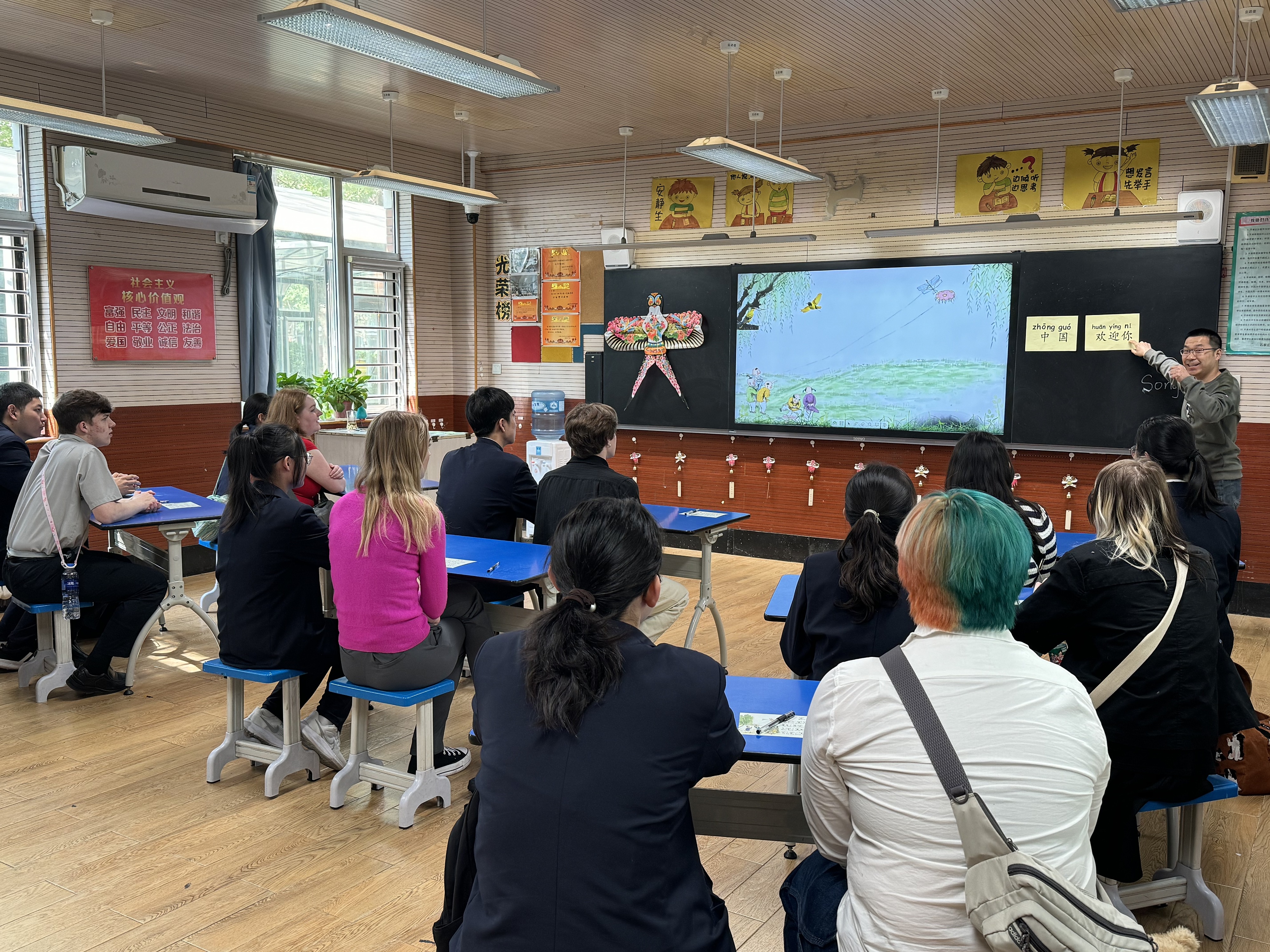 2024年4月20日，美國艾奧瓦州馬斯卡廷高中“友誼傳承”研學團來到石家莊外國語學校，中美學生同上一節(jié)中文課。