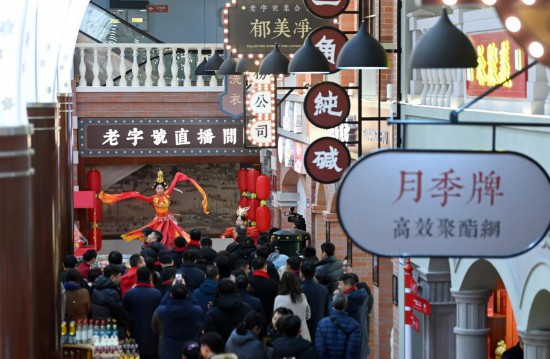 顧客在天津老字號(hào)集合店內(nèi)觀看演出。新華社記者 趙子碩 攝