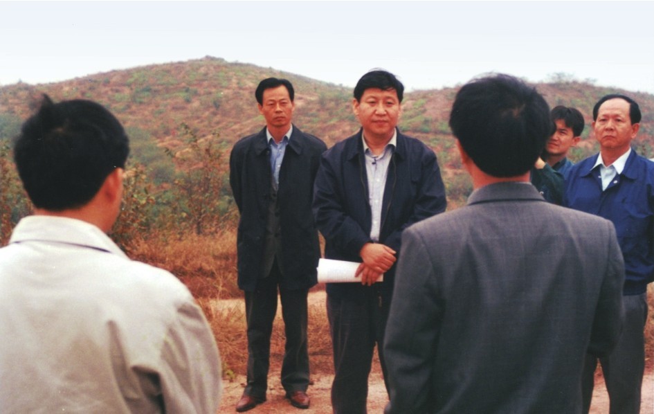 1999年11月，習近平在龍巖市長汀縣河田水土流失治理區(qū)調(diào)研。圖源：《習近平在福建（下）》