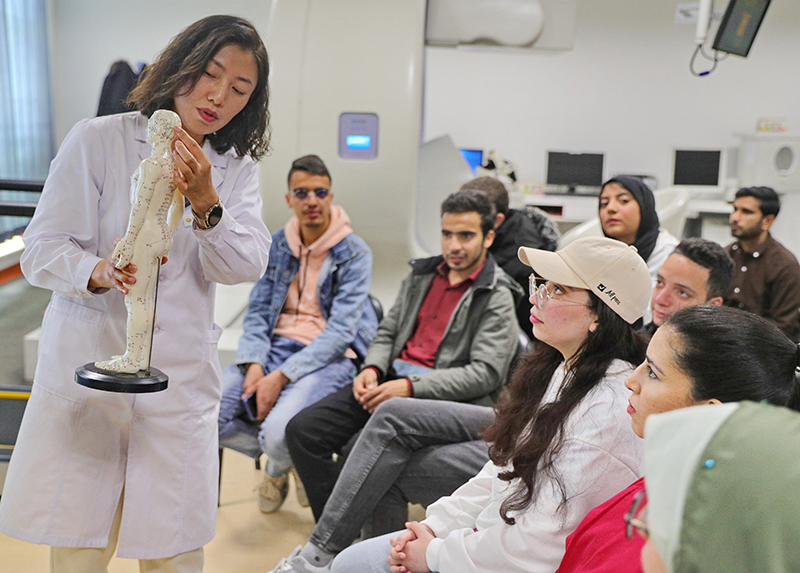 2023年4月19日，河北省秦皇島市中醫(yī)醫(yī)院醫(yī)務(wù)工作者為燕山大學外國留學生講解中醫(yī)經(jīng)絡(luò)知識。