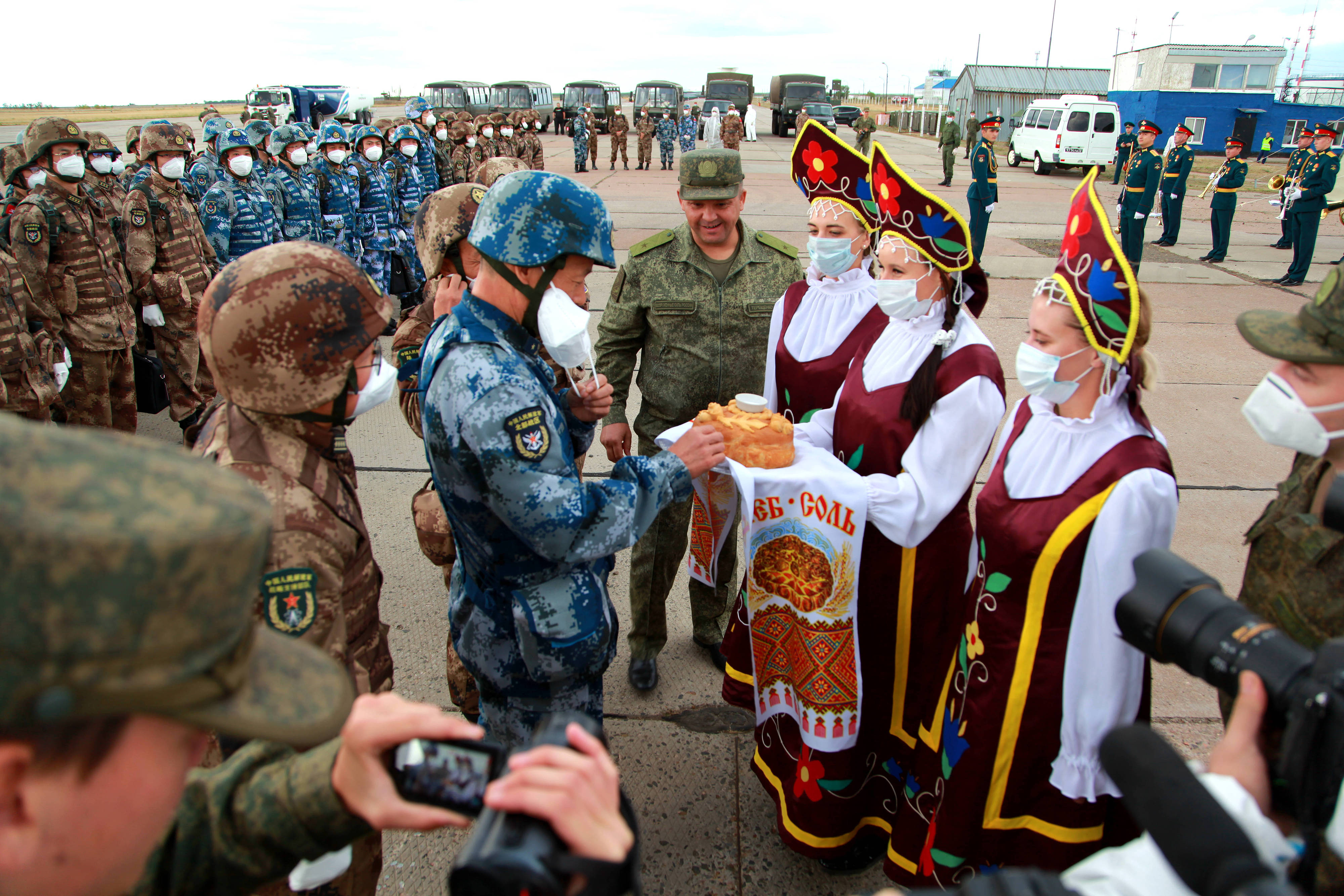 當(dāng)?shù)貢r(shí)間2021年9月10日，跨境參加“和平使命-2021”上海合作組織成員國(guó)聯(lián)合反恐軍演的中方部隊(duì)導(dǎo)演部抵達(dá)俄羅斯奧倫堡“東古茲”靶場(chǎng)演習(xí)地域。圖為俄方人員為中方人員舉行歡迎儀式。