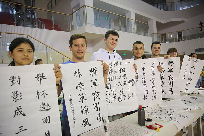 2017年6月5日，來自青島大學(xué)和中國石油大學(xué)（華東）的外國留學(xué)生在展示剛剛現(xiàn)場完成的書法作品。