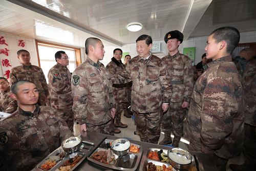 2014年1月26日中午，習(xí)近平來到連隊食堂，同戰(zhàn)士們一起用餐。新華社記者 李剛 攝
