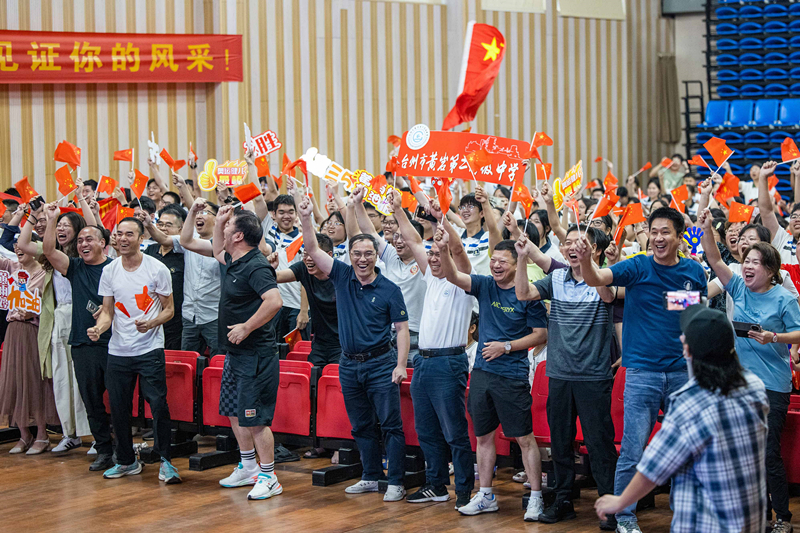 北京時(shí)間7月27日，2024年巴黎奧運(yùn)會(huì)首個(gè)比賽日，在射擊10米氣步槍混合團(tuán)體比賽中，中國選手黃雨婷/盛李豪獲得金牌。圖為黃雨婷的母校師生們通過收看奧運(yùn)直播的方式為她加油助威。