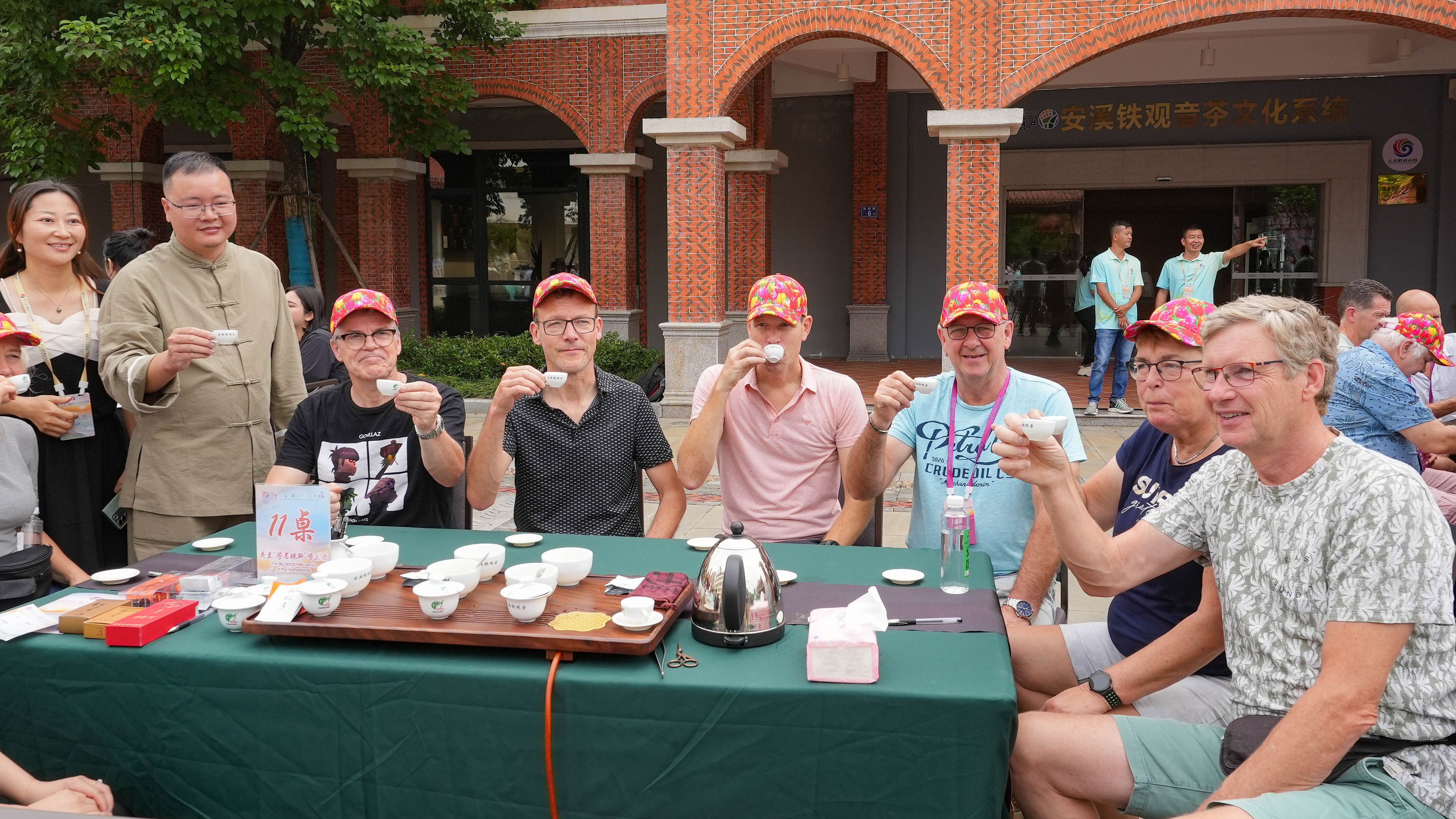 △2023年10月4日，福建泉州，外國人品中國茶。